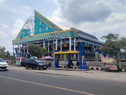 Atap Tanjak Raksasa di Gedung TOM Lubuklinggau Roboh Diterjang Angin Kencang