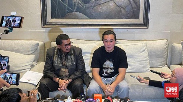 Baim Wong dan kuasa hukum, Fahmi Bachmid, dalam konferensi pers permohonan cerai atas Paula Verhoeven pada Selasa (8/10/2024)di Tiger Wong Entertainment Bintaro. (CNN Indonesia/Muhammad Feraldi)