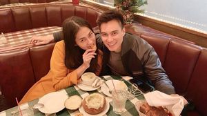 Momen Manis Baim Wong dan Paula Saat Masak dan Makan Berdua