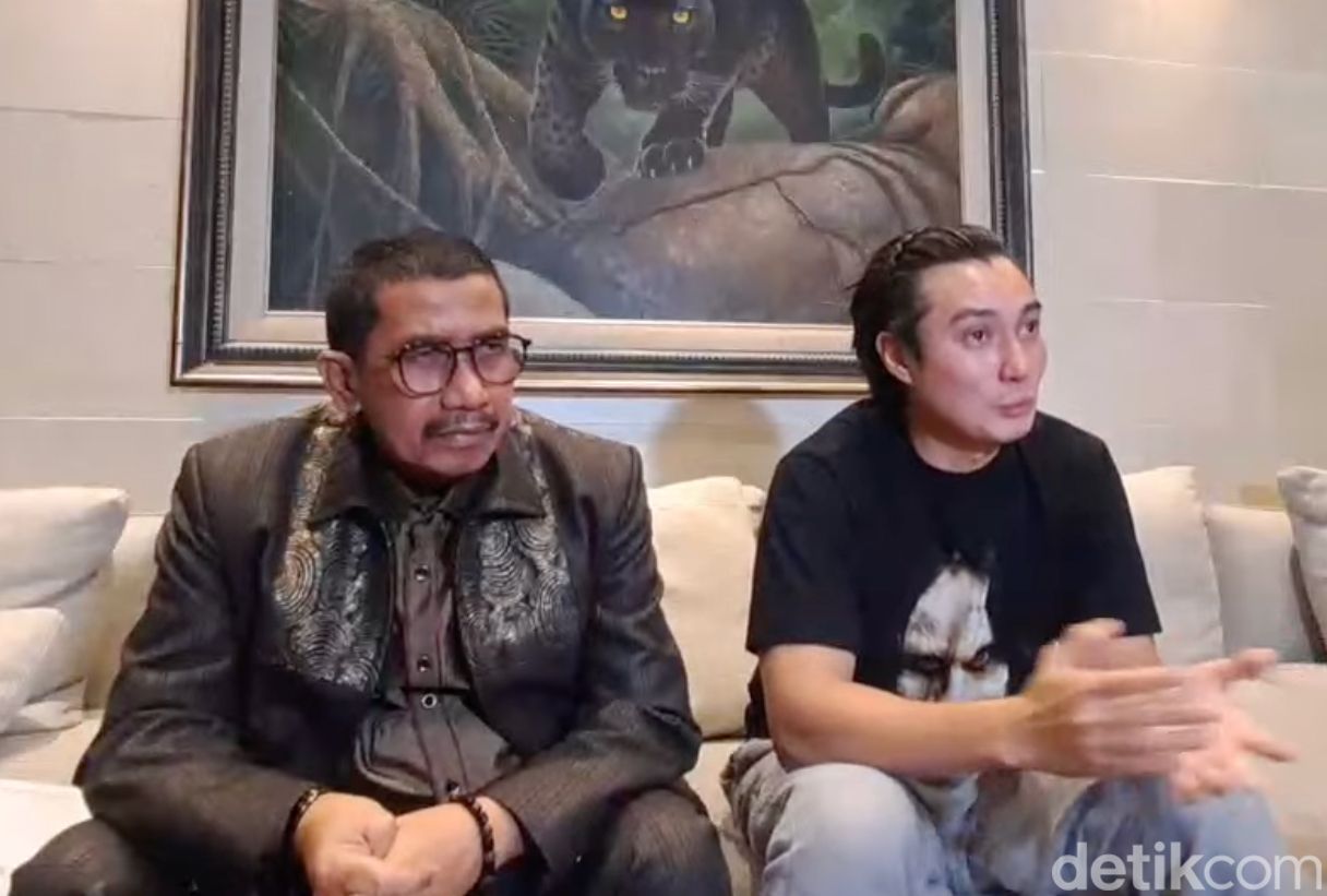 Baim Wong dan pengacaranya saat ditemui di kawasan Jakarta Selatan.