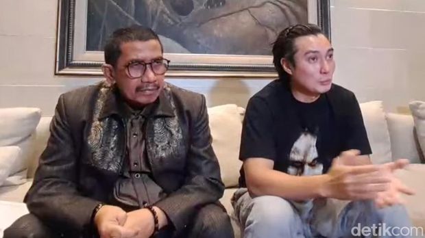 Baim Wong dan pengacaranya saat ditemui di kawasan Jakarta Selatan.