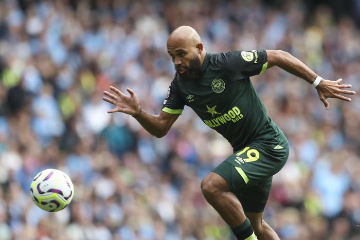 Brentfords Bryan Mbeumo controls the ball during the English Premier League soccer match between Manchester City and Brentford at the Etihad Stadium in Manchester, England, Saturday, Sept. 14, 2024. (AP Photo/Scott Heppel)