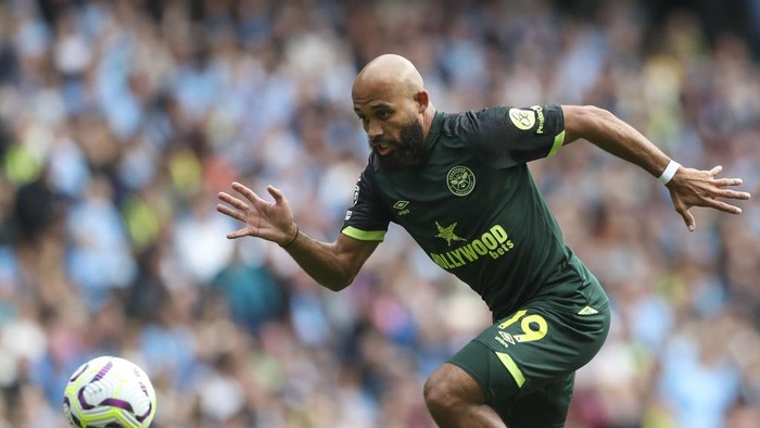 Brentford's Bryan Mbeumo controls the ball during the English Premier League soccer match between Manchester City and Brentford at the Etihad Stadium in Manchester, England, Saturday, Sept. 14, 2024. (AP Photo/Scott Heppel)