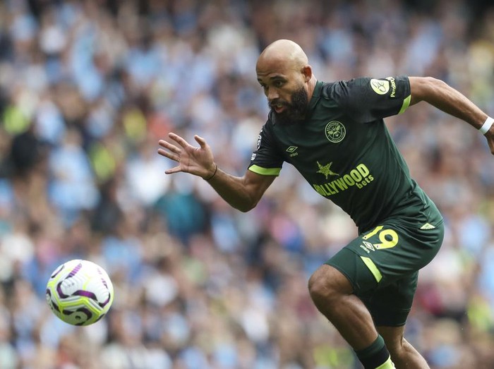 Brentford's Bryan Mbeumo controls the ball during the English Premier League soccer match between Manchester City and Brentford at the Etihad Stadium in Manchester, England, Saturday, Sept. 14, 2024. (AP Photo/Scott Heppel)