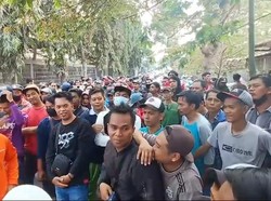 Buruh Pabrik Pengolahan Kayu di Pasuruan Demo Minta Digaji Sesuai UMK