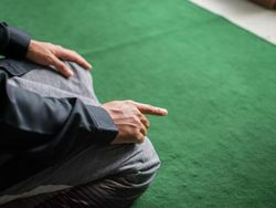 Apa Itu Duduk Tawaruk? Ini Tata Cara, Dalil dan Perbedaannya dengan Duduk Iftirasy