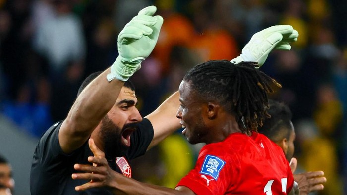 Bahrains Ebrahim Lutfalla (L) and Vincent Emmanuel (R) celebrate their victory at the end of the 2026 FIFA World Cup AFC qualifiers football match between Australia and Bahrain in Cbus Super Stadium at Gold Coast on September 5, 2024. (Photo by Patrick HAMILTON / AFP) / -- IMAGE RESTRICTED TO EDITORIAL USE - STRICTLY NO COMMERCIAL USE --