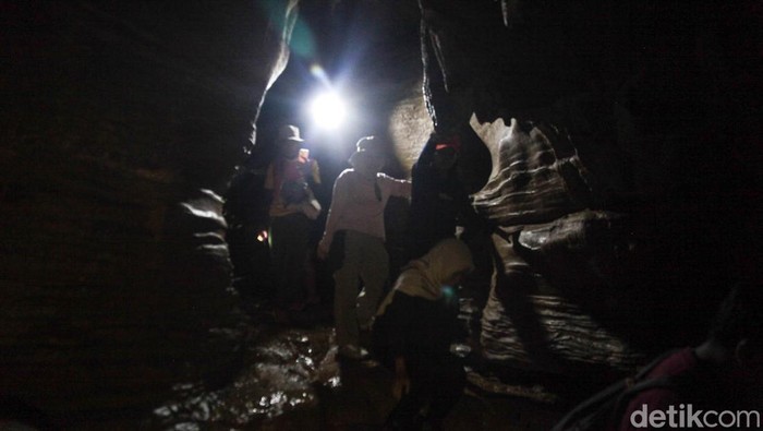 Gua Agung Garunggang menjadi pesona rekreasi di area Taman Wisata Alam (TWA) Gunung Pancar, Bogor. Eksotisme gua ini sanggup saja pudar alasannya merupakan masih marak problem pungli di Gunung Pancar.