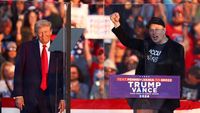 Gaya Elon Musk Saat Ikut Kampanye Donald Trump di Pennsylvania