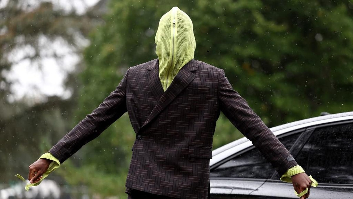 Gaya nyeleneh Ibrahima Konate. (Foto: AFP/FRANCK FIFE)