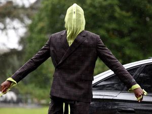 Gaya Nyeleneh Konate di Kamp Timnas Prancis Gaya Nyeleneh Konate di Kamp Timnas Prancis