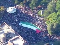 Video: Peringati Setahun Serangan 7 Oktober, Massa Bentangkan Bendera Palestina di New York