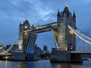 Tower Bridge Dibuka Terlalu Lama, Perjalanan Macet Parah Tower Bridge Dibuka Terlalu Lama, Perjalanan Macet Parah