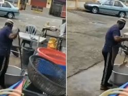 Jorok! Pegawai Resto Kedapatan Cuci Panci Pakai Sapu