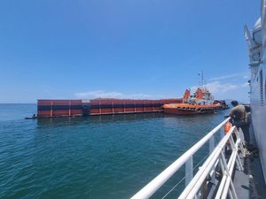 Bakamla Tangkap Kapal Tanpa Dokumen Lengkap Bawa Nikel di Laut Sultra Bakamla Tangkap Kapal Tanpa Dokumen Lengkap Bawa Nikel di Laut Sultra