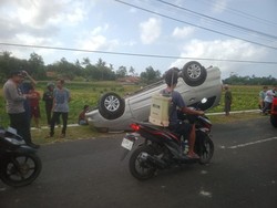 Mobil Terbalik di Kretek Bantul Usai Banting Setir Hindari Pesepeda