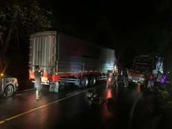 Pemotor Tewas Digilas Truk Setelah Tergelincir di Jalan Licin