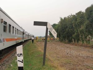 Detik-detik KA Dharmawangsa Berhenti Mendadak Disetop 2 Lansia di Blora