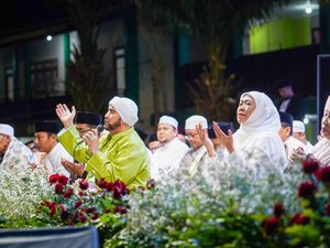Selawatan Bareng di Madiun, Habib Syekh: Khofifah Gubernur yang Ngayomi Selawatan Bareng di Madiun, Habib Syekh: Khofifah Gubernur yang Ngayomi