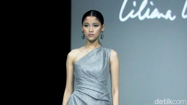 10 Koleksi Busana Liliana Lim, Gaun Elegan Terinspirasi Fenomena Alam
