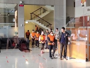 KPK Tahan 6 Orang Terkait OTT di Kalsel KPK Tahan 6 Orang Terkait OTT di Kalsel