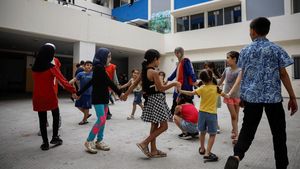 Menghibur Anak-anak Korban Perang Israel-Hizbullah