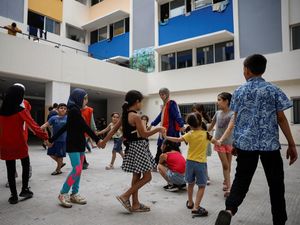 Menghibur Anak-anak Korban Perang Israel-Hizbullah