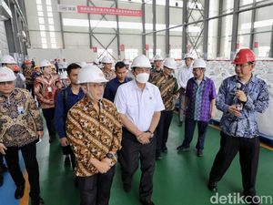Luhut Resmikan Pabrik Katoda Baterai di Kendal: Ini Investasi Luar Biasa!