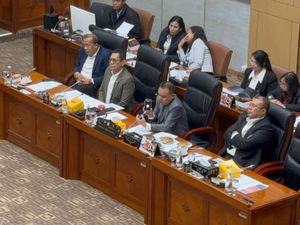 Video: Momen Dasco Telepon Prabowo saat Terima Audiensi Hakim Video: Momen Dasco Telepon Prabowo saat Terima Audiensi Hakim