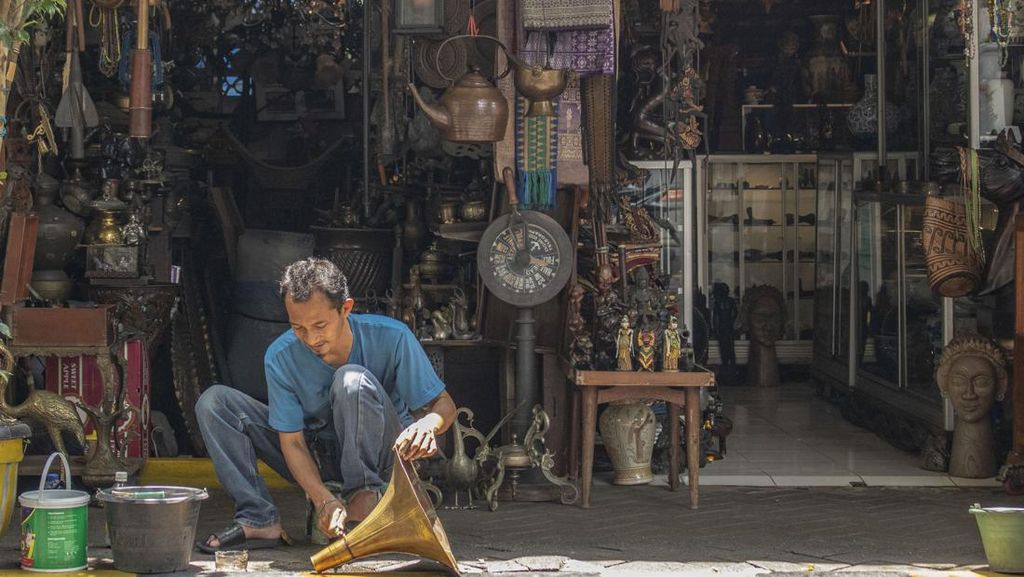 Serasa Kembali ke Masa Lalu di Pasar Barang Antik Menteng Serasa Kembali ke Masa Lalu di Pasar Barang Antik Menteng