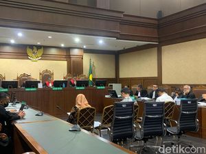 Anak Buah Reyna Usman Menangis Baca Pleidoi: Loyalitas Berujung Petaka Anak Buah Reyna Usman Menangis Baca Pleidoi: Loyalitas Berujung Petaka