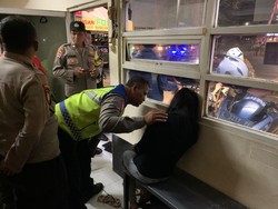 Aksi Wanita Tabrakkan Diri ke Mobil di Surabaya Digagalkan