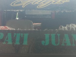 Kaca Angkot Berstiker Paslon Cabup-Cawabup di Pati Diduga Dirusak OTK