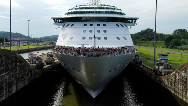 Potret Kapal Pesiar Brilliance of the Seas Melewati Terusan Panama