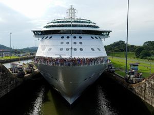 Potret Kapal Pesiar Brilliance of the Seas Melewati Terusan Panama