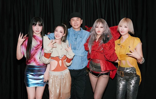 Potret Yang Hyun Suk dan member 2NE1/ Foto: instagram.com/daraxxi