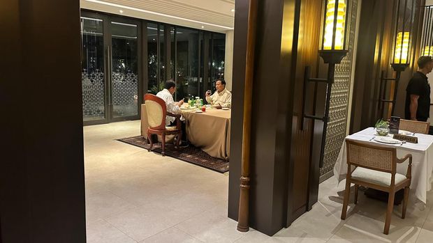 Presiden Jokowi mengunggah foto makan malam bersama Presiden Terpilih sekaligus Menhan Prabowo Subianto di Plataran, GBK. Pertemuan berlangsung dua jam lebih (Foto: Instagram @jokowi)