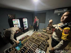 Polisi Gerebek Emak-emak Punya Gudang Miras di Klaten, Ini Penampakannya Polisi Gerebek Emak-emak Punya Gudang Miras di Klaten, Ini Penampakannya
