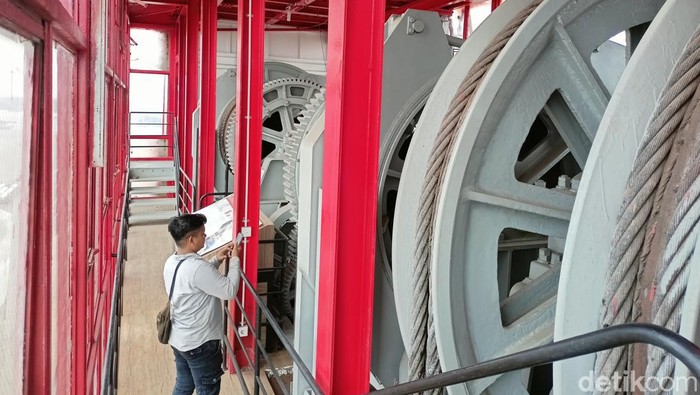 Renovasi tower Jembatan Ampera Palembang. Renovasi tower Jembatan Ampera Palembang.