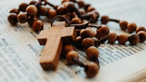 Susunan Doa Rosario Hari Selasa, 6 Mei 2025: Peristiwa Sedih