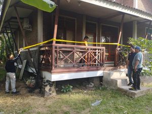 Rumah Dinas Pegawai TNUK di Pandeglang Diduga Dibakar OTK Rumah Dinas Pegawai TNUK di Pandeglang Diduga Dibakar OTK