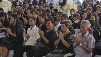 Suasana Upacara Penghormatan Korban Kebakaran Bus Sekolah di Bangkok