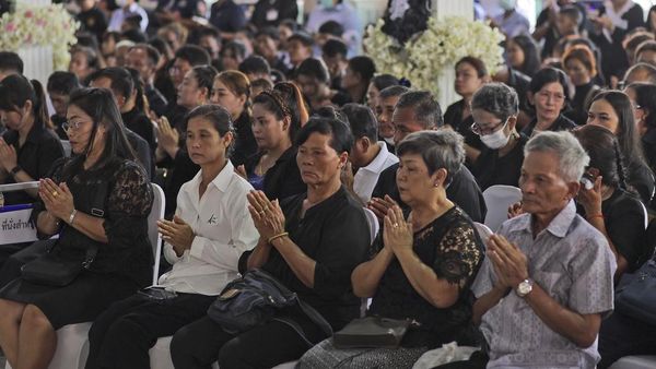 Suasana Upacara Penghormatan Korban Kebakaran Bus Sekolah di Bangkok