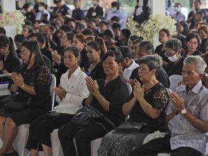 Suasana Upacara Penghormatan Korban Kebakaran Bus Sekolah di Bangkok Suasana Upacara Penghormatan Korban Kebakaran Bus Sekolah di Bangkok