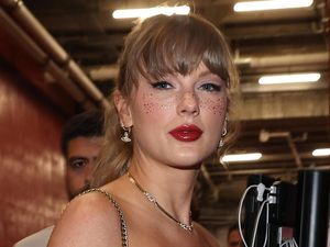 Pakai Glitter Freckles, Taylor Swift Bersinar Nonton Pacar Tanding Football Pakai Glitter Freckles, Taylor Swift Bersinar Nonton Pacar Tanding Football