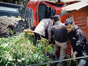 Truk Terguling di Jalan Denpasar-Gilimanuk, Penumpang Terjepit-Patah Tulang Truk Terguling di Jalan Denpasar-Gilimanuk, Penumpang Terjepit-Patah Tulang