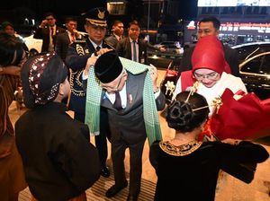 Wapres Tiba di Vientiane Jelang KTT ASEAN, Disambut Pejabat Laos-Anak RI