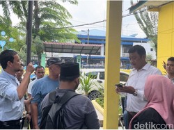 Emak-emak Geruduk Kantor Camat Medan Timur, Ada Apa?