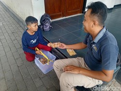 Di Balik Senyum Bocah Penjual Kue yang Berjuang demi Keluarga