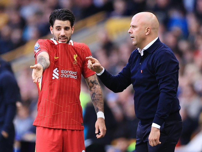 WOLVERHAMPTON, ENGLAND - SEPTEMBER 28: Liverpool manager Arne Slot gestures to Dominik Szoboszlai of Liverpool during the Premier League match between Wolverhampton Wanderers FC and Liverpool FC at Molineux on September 28, 2024 in Wolverhampton, England. (Photo by Simon Stacpoole/Offside/Offside via Getty Images)